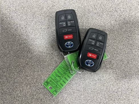 Used 2021 Toyota Sienna Platinum AWD/4WD image 26