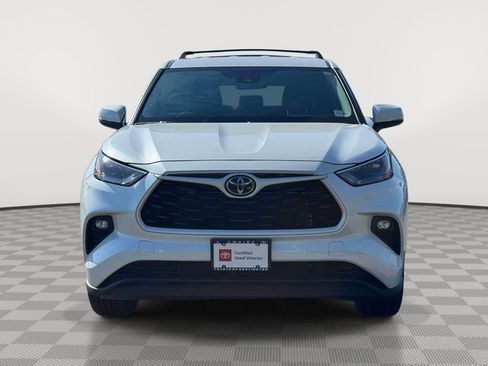 Used 2023 Toyota Highlander LE FWD image 2