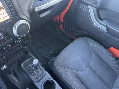 Used 2015 Jeep Wrangler Unlimited Rubicon w/ Connectivity Group image 31