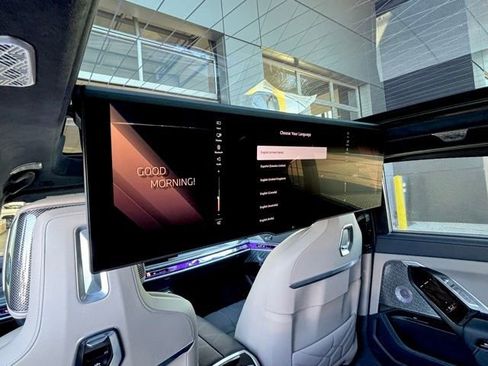 Used 2025 BMW 760i xDrive w/ Executive Package image 42