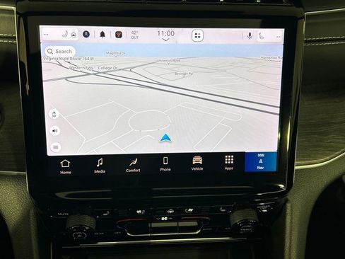 Used 2024 Jeep Grand Cherokee Limited w/ Luxury Tech Group II image 14