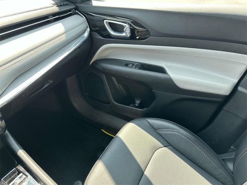 Certified 2022 Jeep Compass Limited image 30