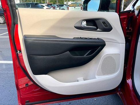 Used 2024 Chrysler Pacifica Touring-L image 20