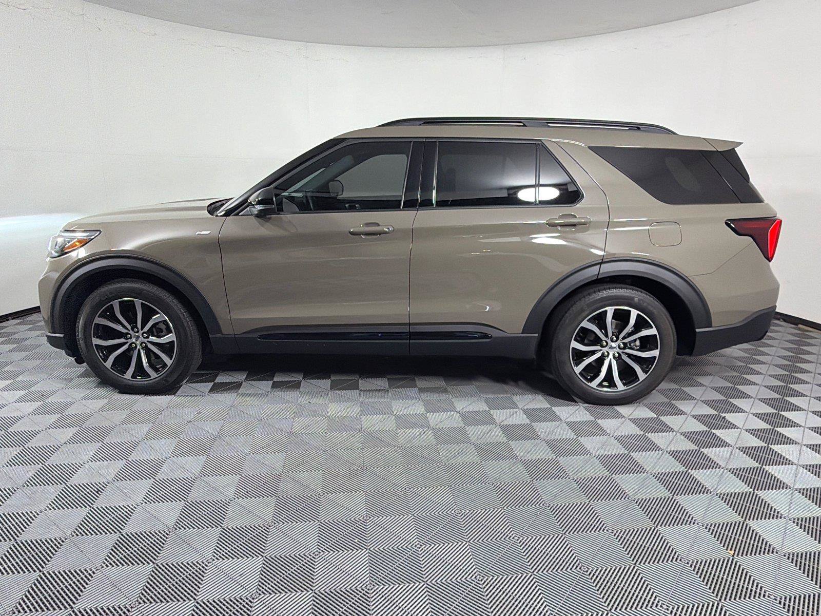 Used 2026 Ford Explorer ST-Line w/ Premium Package RWD image 4