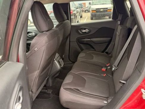 Used 2015 Jeep Cherokee Latitude FWD image 13