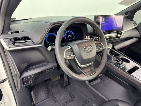 Used 2025 Toyota Sienna XSE w/ XSE Plus Package image 13