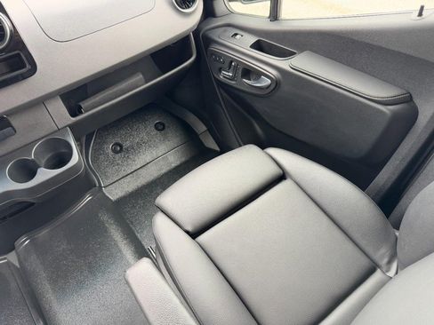 Used 2024 Mercedes-Benz Sprinter 2500 image 21