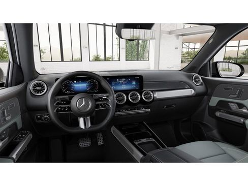 Used 2026 Mercedes-Benz GLB 250 image 3
