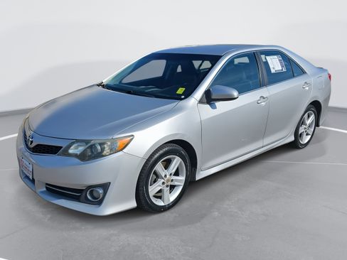 Used 2012 Toyota Camry L image 1
