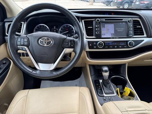 Used 2016 Toyota Highlander XLE AWD/4WD image 11