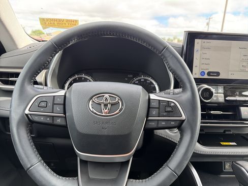 Used 2023 Toyota Highlander XLE AWD/4WD image 13