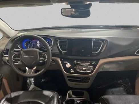 Used 2022 Chrysler Pacifica Touring-L FWD image 14