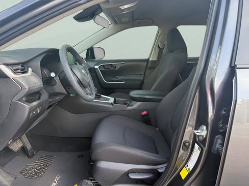 Used 2020 Toyota RAV4 LE FWD image 9