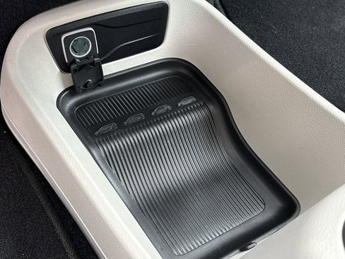 Used 2024 Chrysler Pacifica Touring-L image 38