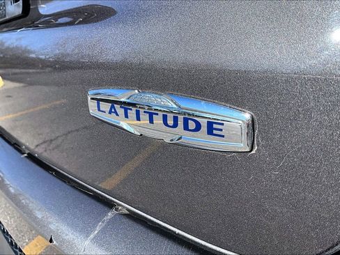 Used 2024 Jeep Compass Latitude image 8