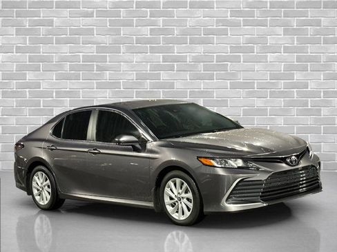 Used 2022 Toyota Camry LE image 9
