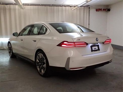 Used 2025 BMW 530i xDrive w/ Premium Package image 7