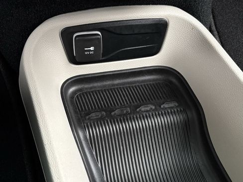 Used 2024 Chrysler Pacifica Touring-L FWD image 23