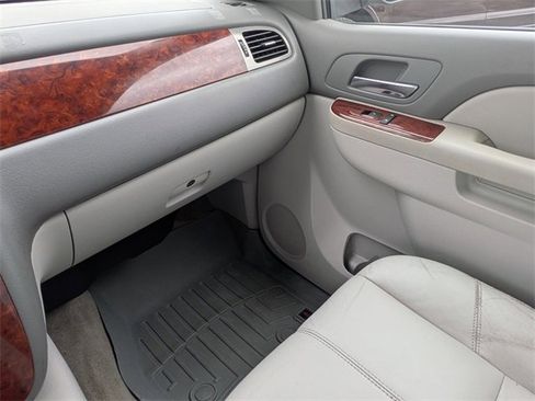 Used 2010 Chevrolet Avalanche LT image 16