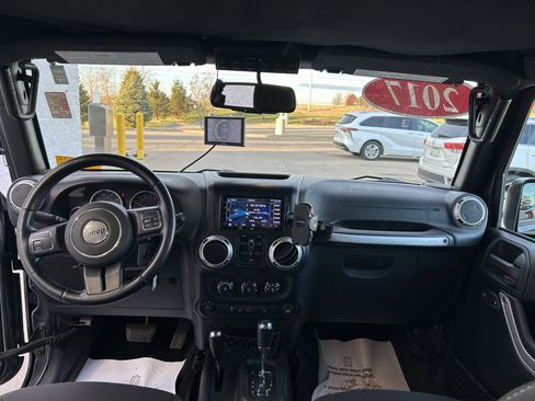 Used 2017 Jeep Wrangler Unlimited Sahara image 17