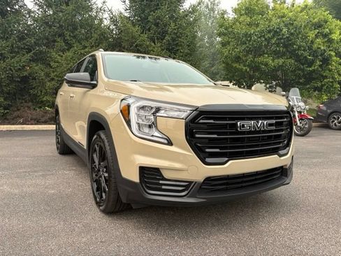 Used 2023 GMC Terrain SLE w/ Driver Convenience Package FWD image 10