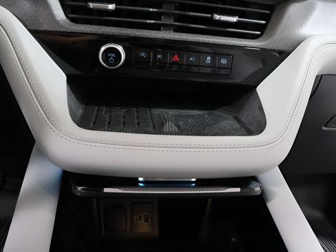 Used 2025 Ford Explorer Platinum w/ Ultimate Package AWD/4WD image 9