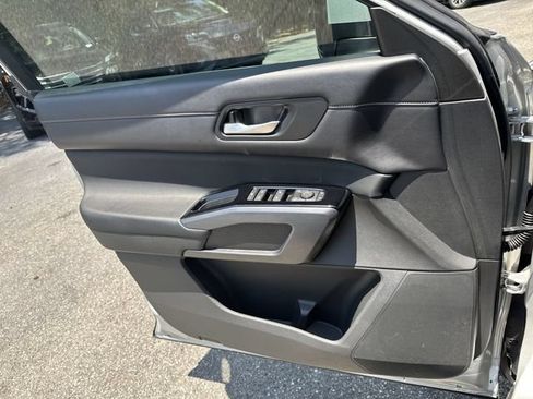 Used 2023 Nissan Pathfinder SL FWD image 27