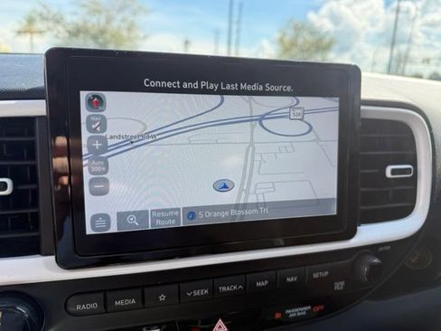 Used 2022 Hyundai Venue Limited FWD image 5