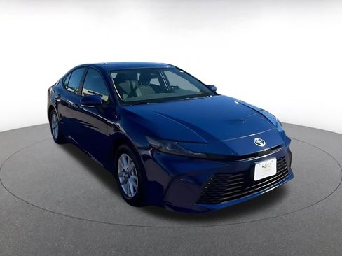 Used 2025 Toyota Camry LE image 3