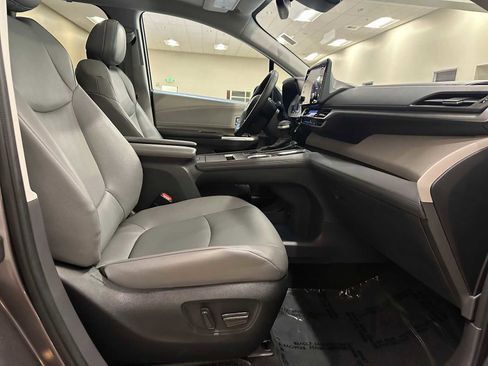Used 2023 Toyota Sienna XLE FWD image 27