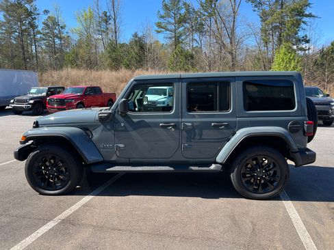 Used 2025 Jeep Wrangler Sahara image 8