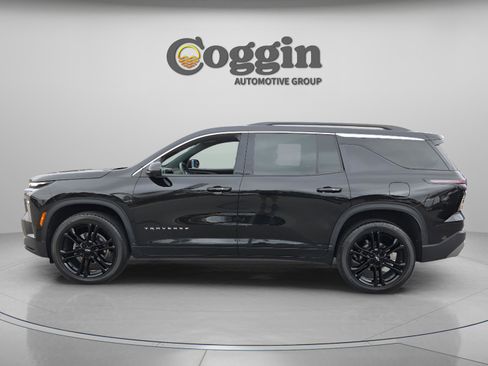 Used 2025 Chevrolet Traverse LT w/ Driver Confidence Package FWD image 2