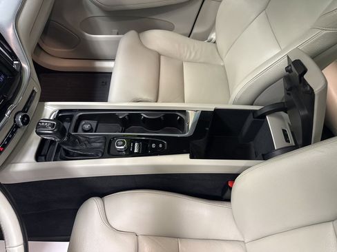 Used 2019 Volvo XC60 T5 Momentum w/ Premium Package AWD/4WD image 10