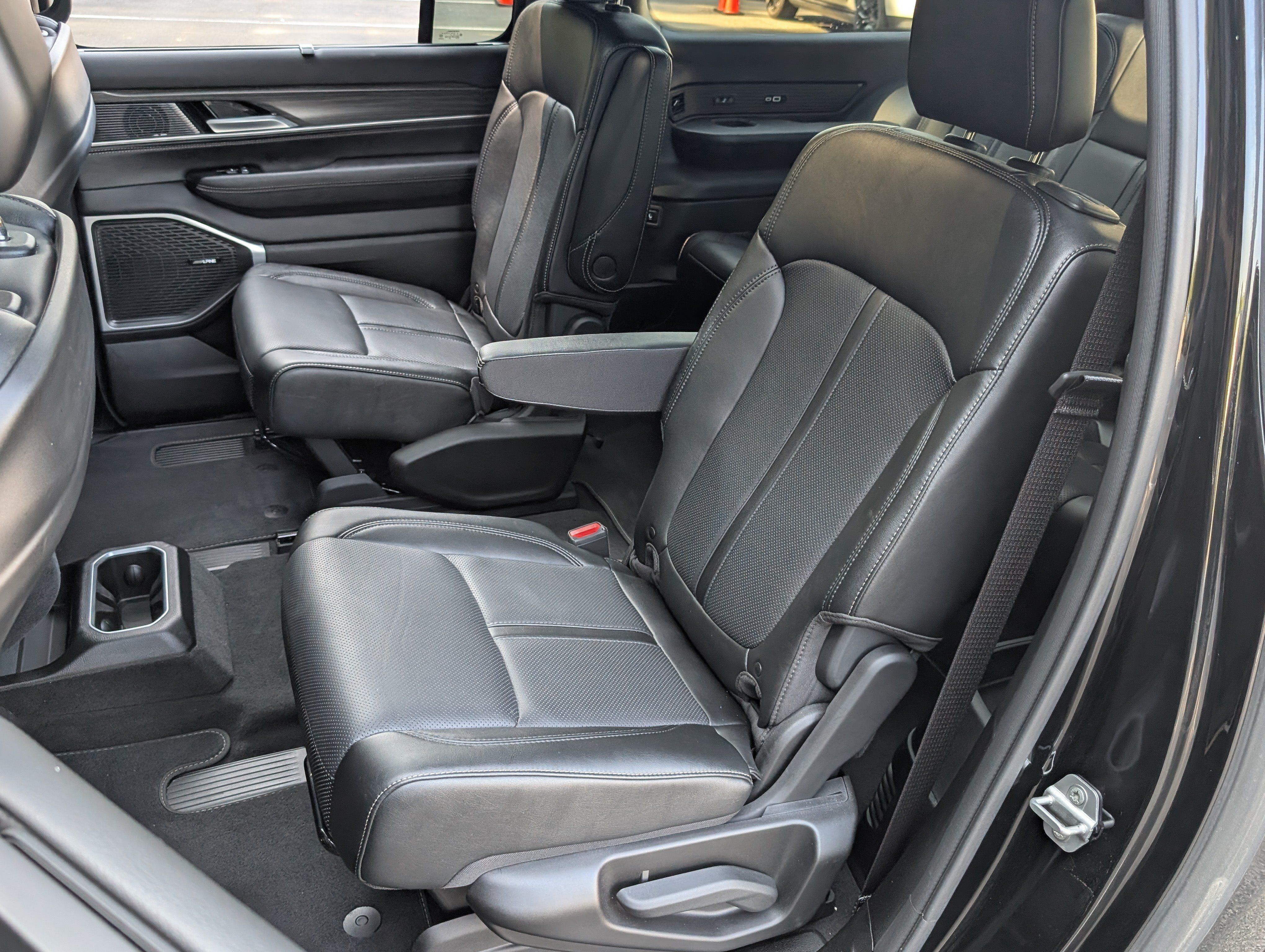 Used 2024 Jeep Wagoneer L Series II w/ Convenience Group I AWD/4WD image 18