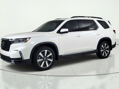 Used 2025 Honda Pilot Touring image 3