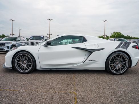 Used 2024 Chevrolet Corvette Z06 RWD image 12