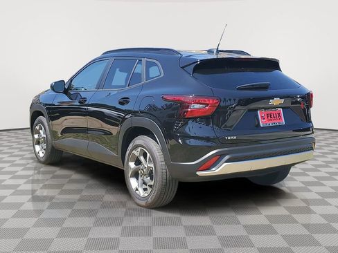 Used 2026 Chevrolet Trax LT image 4