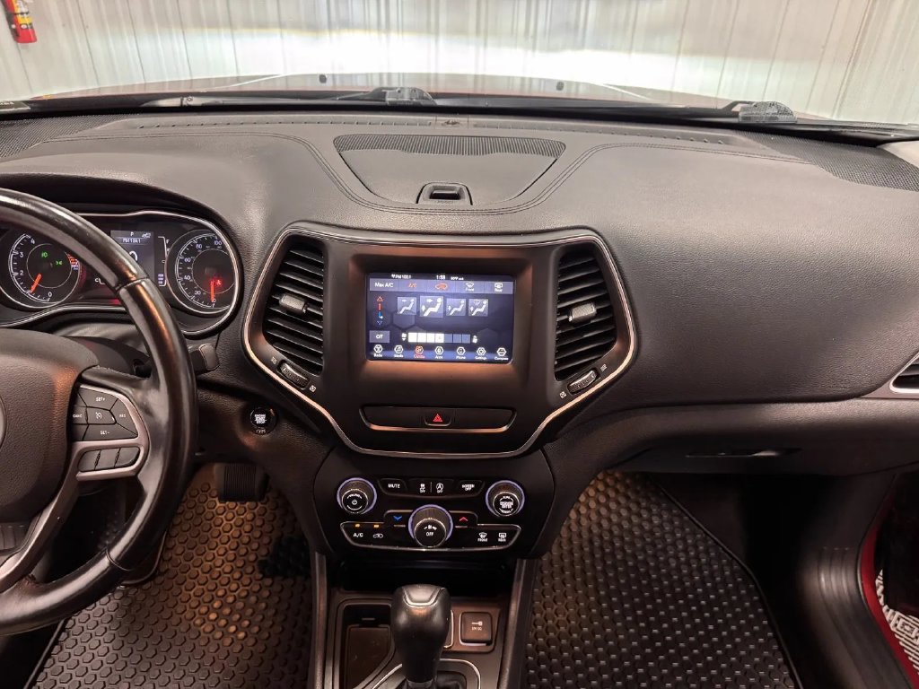 Used 2019 Jeep Cherokee Latitude Plus FWD image 31