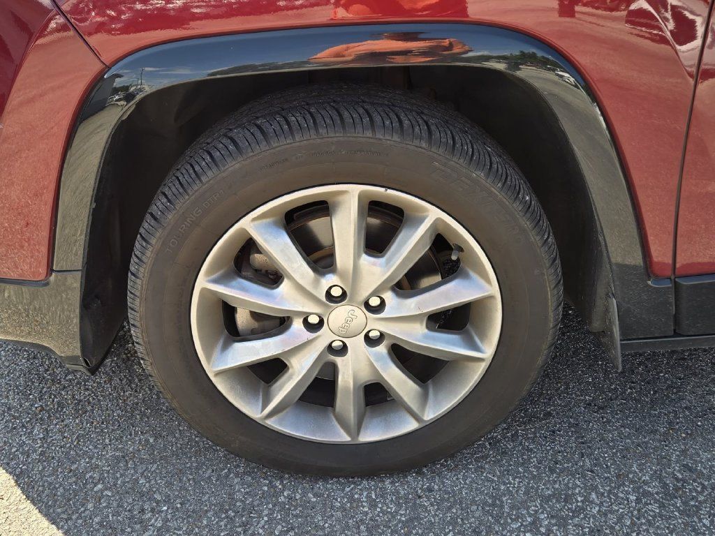 Used 2018 Jeep Cherokee Latitude FWD image 4