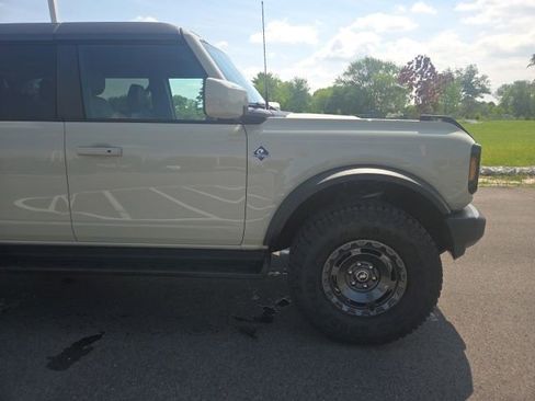 Certified 2025 Ford Bronco Outer Banks w/ Sasquatch Package AWD/4WD image 4