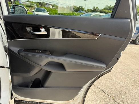 Used 2017 Kia Sorento AWD w/ LX Convenience Package image 13
