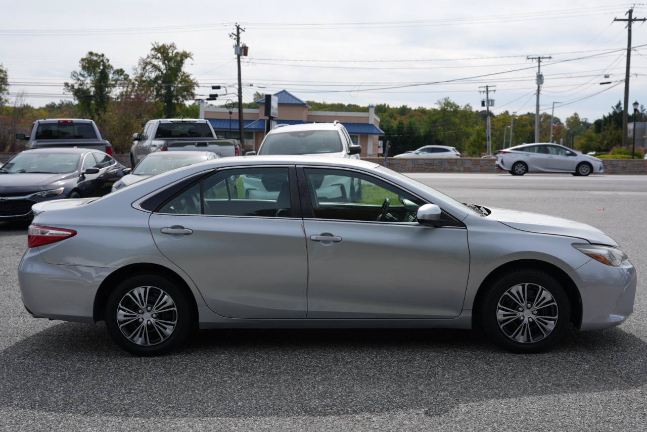 Used 2015 Toyota Camry SE FWD image 4