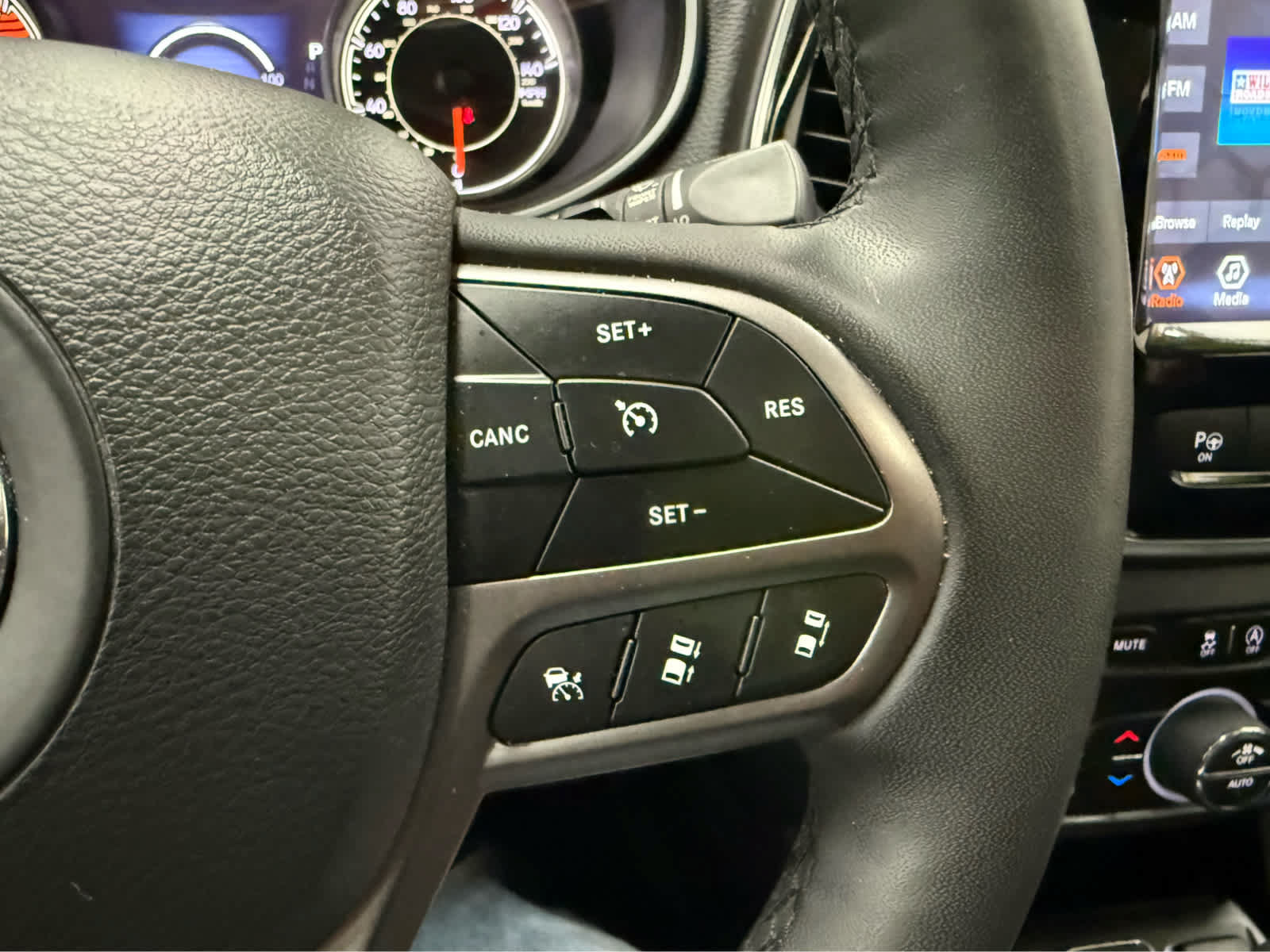 Used 2021 Jeep Cherokee Limited AWD/4WD image 14