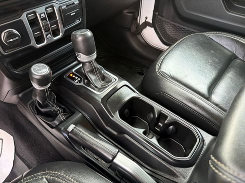 Used 2019 Jeep Wrangler Unlimited Sahara AWD/4WD image 27