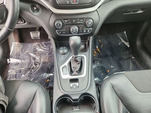 Used 2018 Jeep Cherokee Trailhawk w/ Cold Weather Group image 18