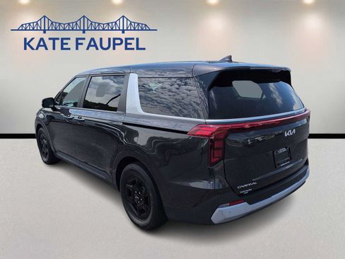 Used 2025 Kia Carnival FWD image 5