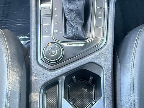 Used 2018 Volkswagen Tiguan SE AWD/4WD image 14