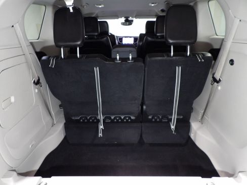 Used 2024 Chrysler Pacifica Limited FWD image 8