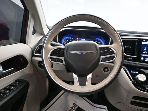 Used 2018 Chrysler Pacifica Limited image 32