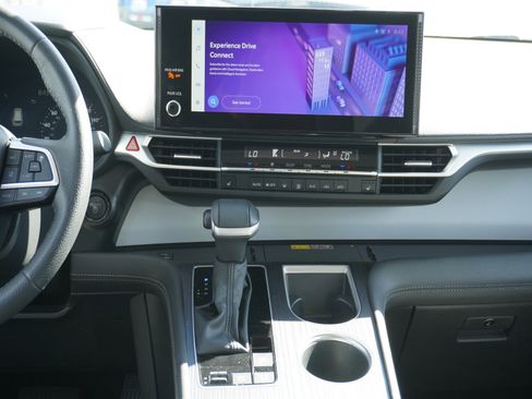 Used 2025 Toyota Sienna XLE image 16